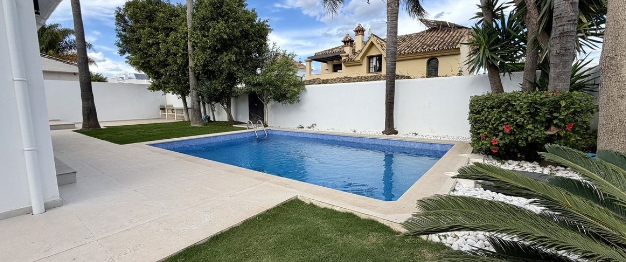 Resale - Villa - Marbella - Puerto Banús