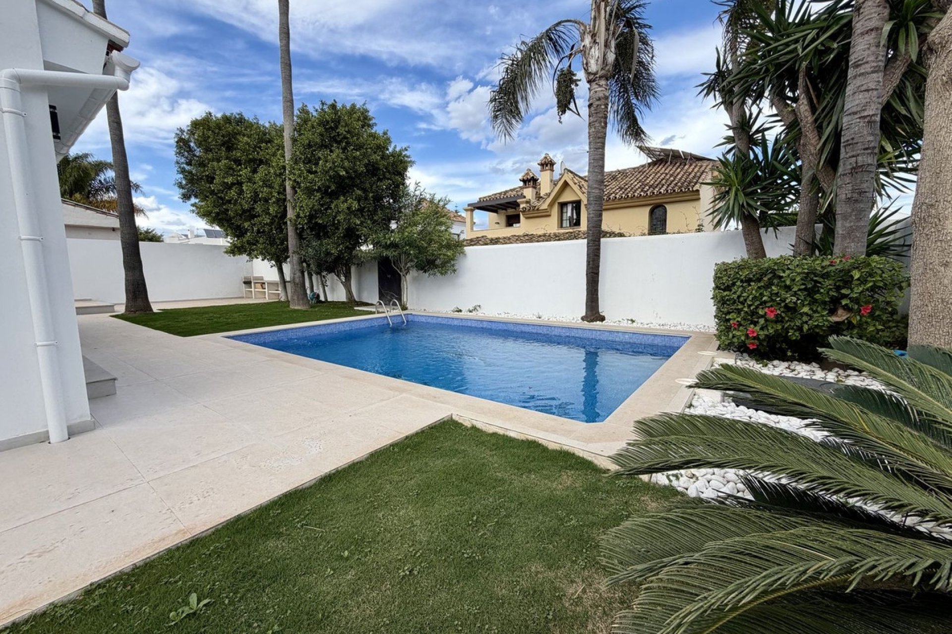 Resale - Villa - Marbella - Puerto Banús