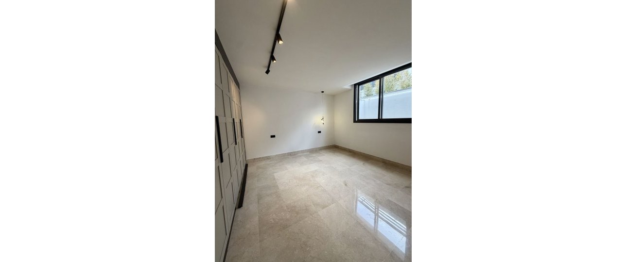 Resale - Villa - Marbella - Puerto Banús