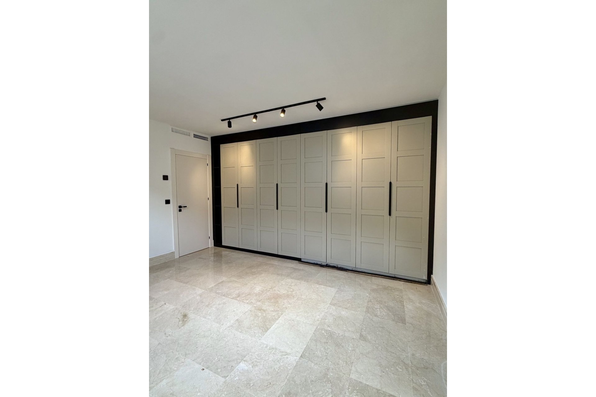 Resale - Villa - Marbella - Puerto Banús