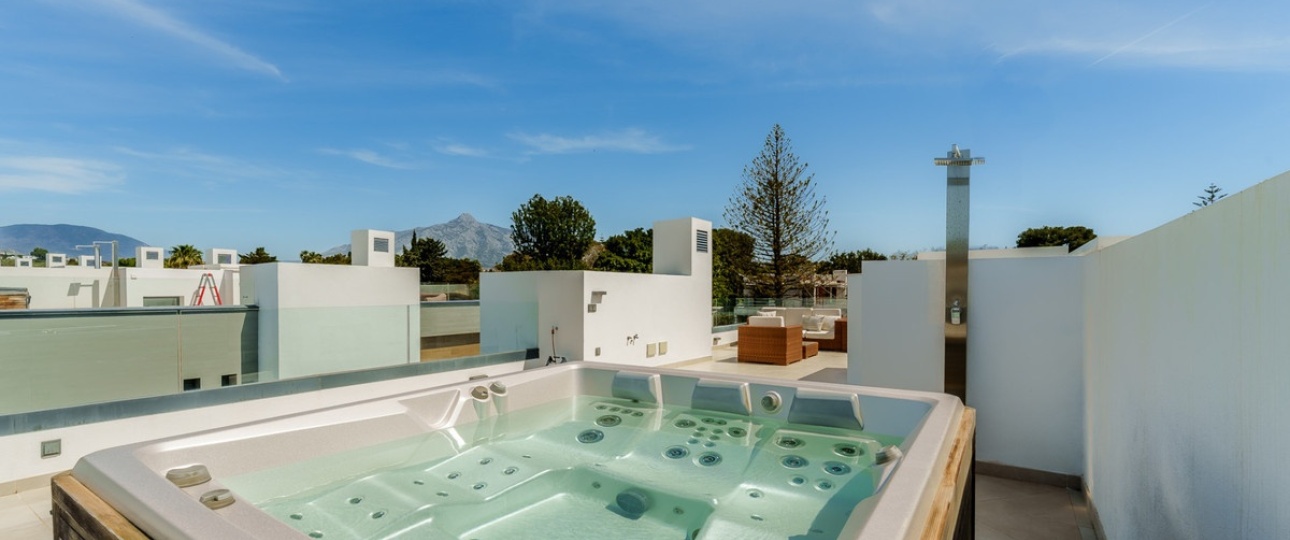 Resale - Villa - Marbella - Puerto Banús