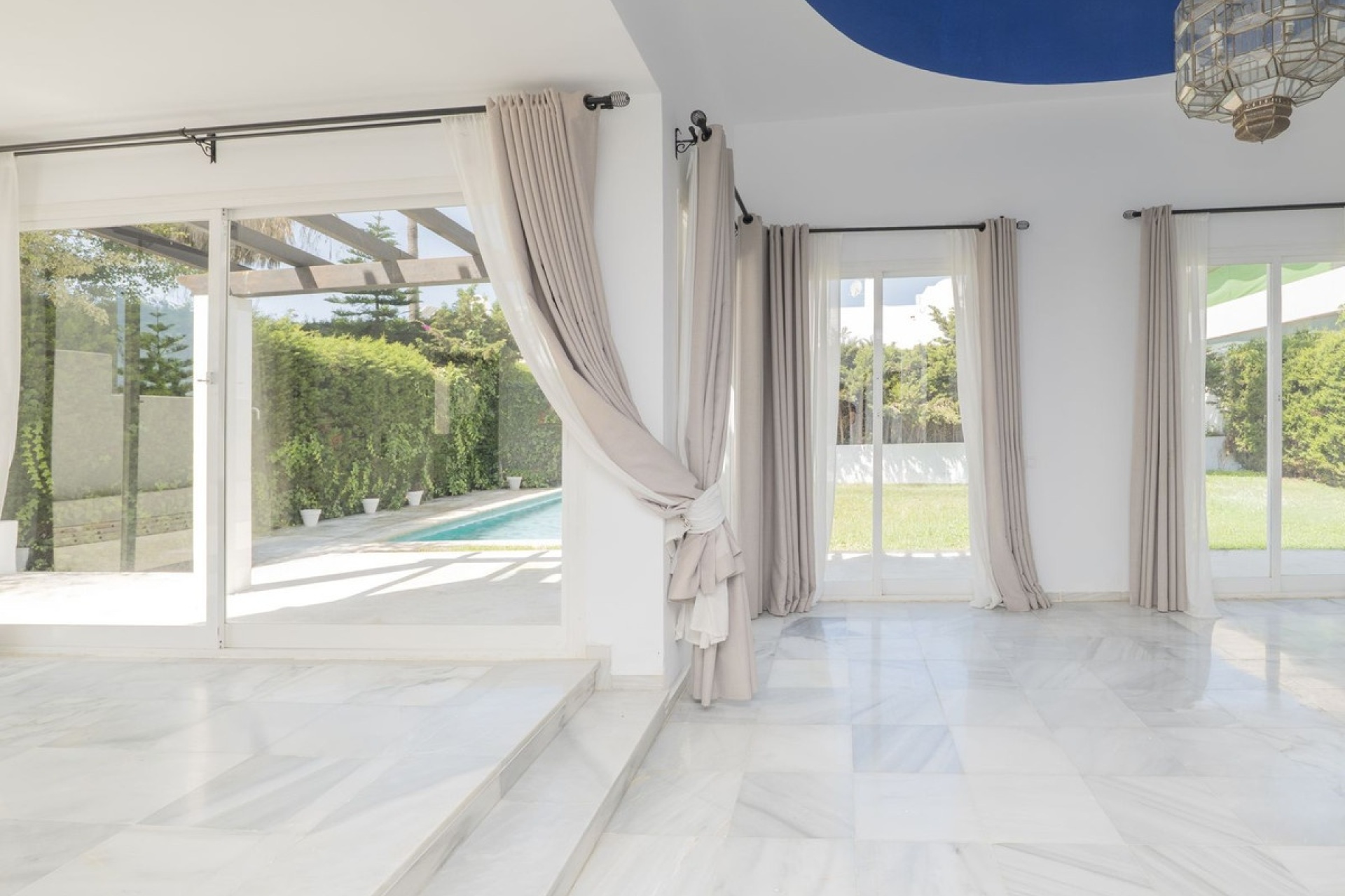 Resale - Villa - Marbella - Puerto Banús