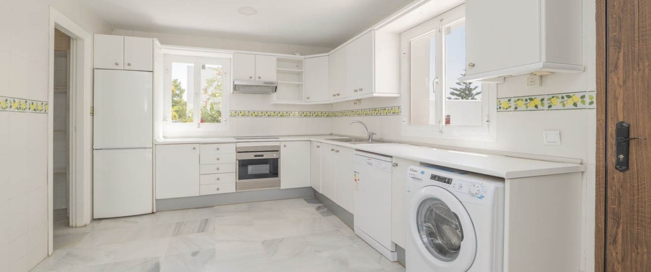 Resale - Villa - Marbella - Puerto Banús