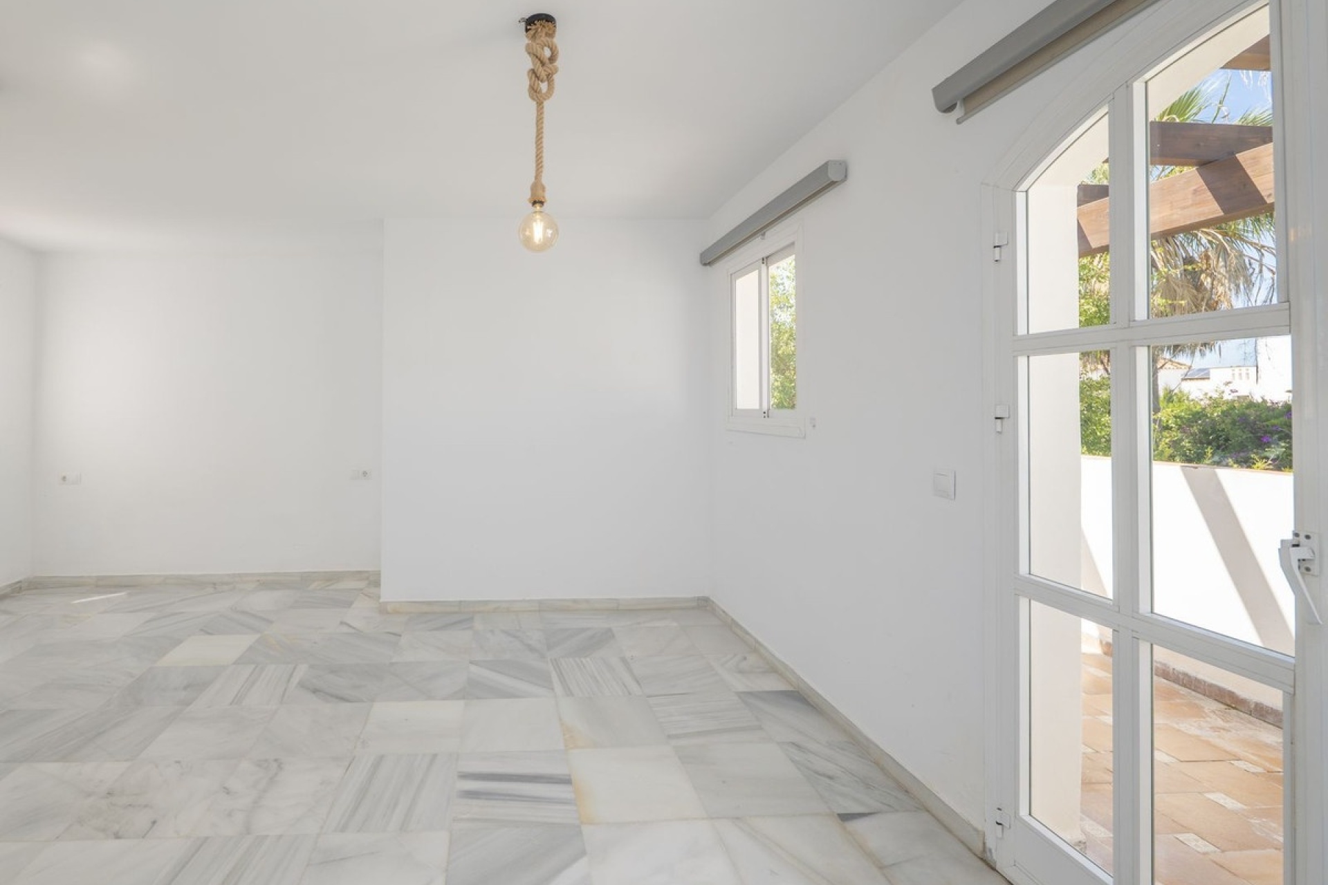 Resale - Villa - Marbella - Puerto Banús