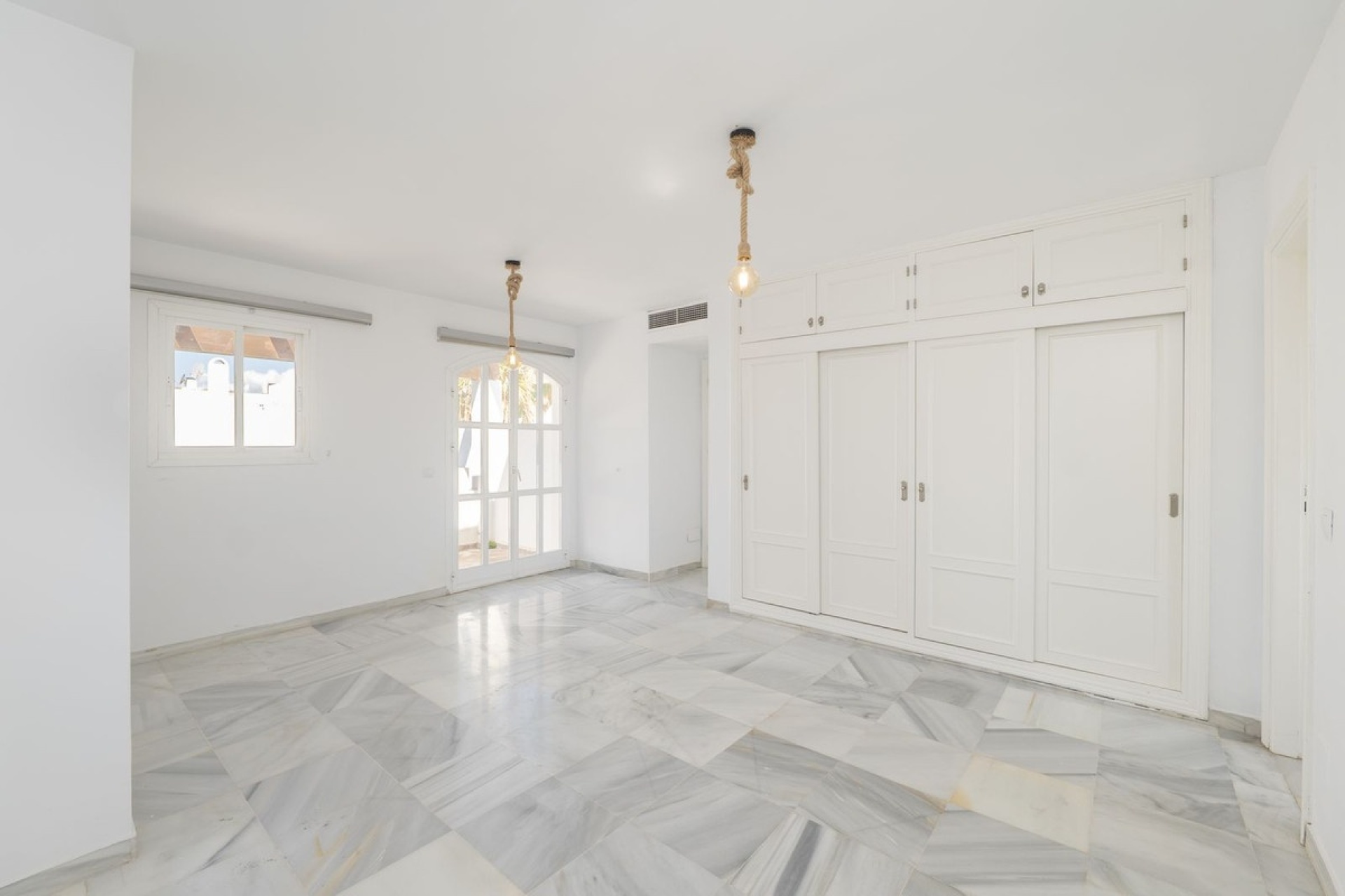 Resale - Villa - Marbella - Puerto Banús