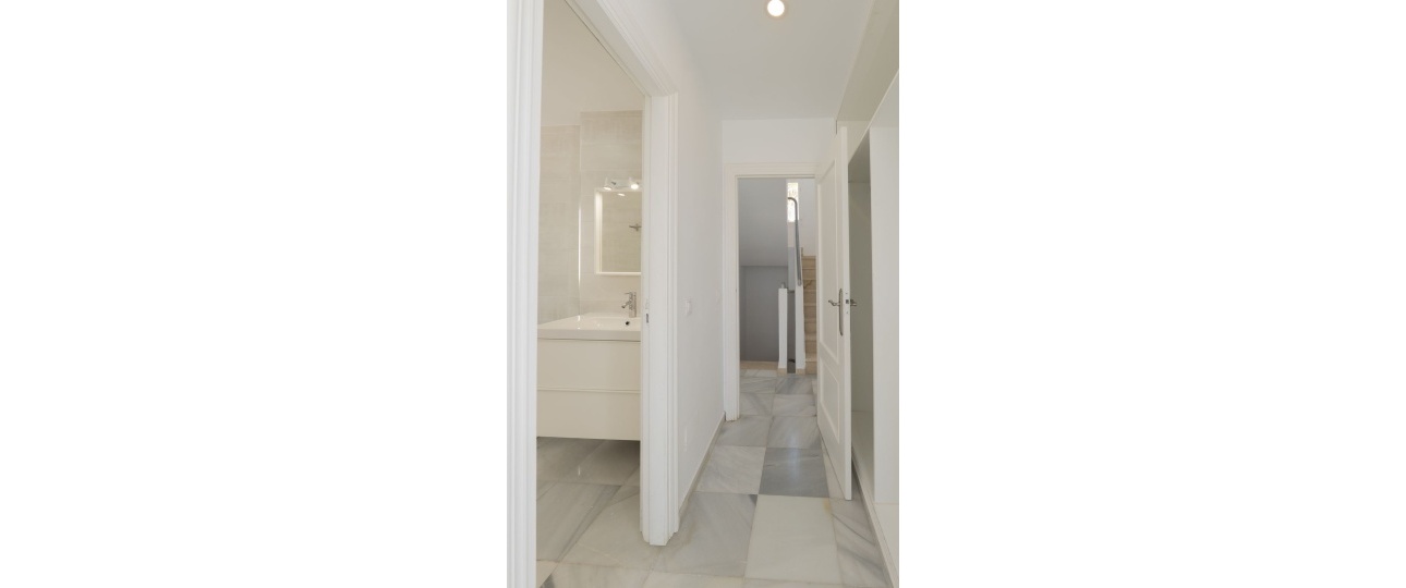 Resale - Villa - Marbella - Puerto Banús