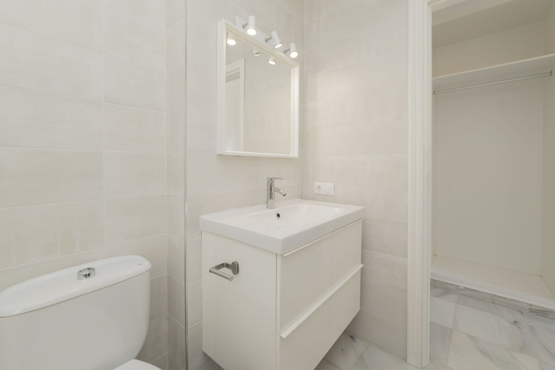 Resale - Villa - Marbella - Puerto Banús