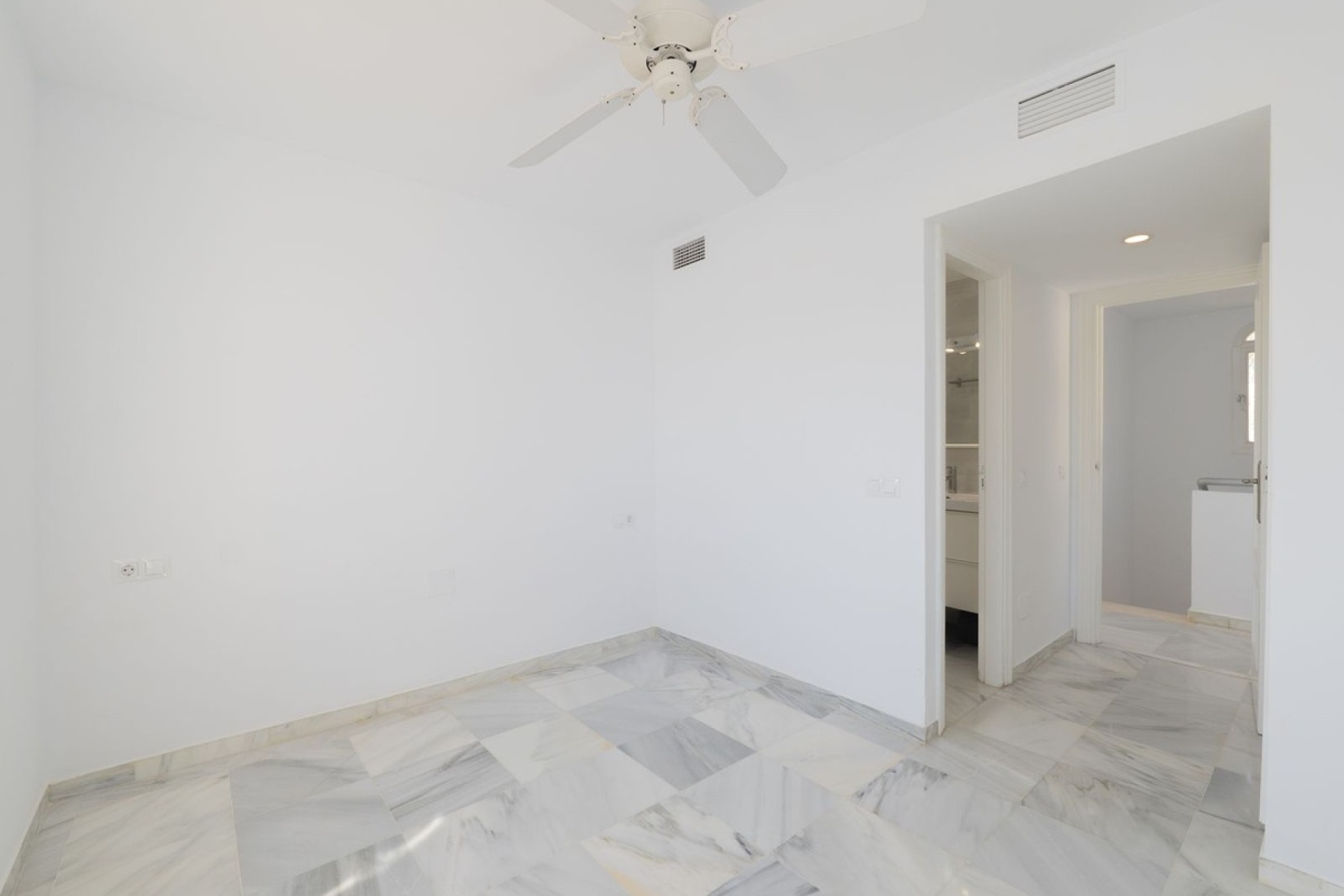 Resale - Villa - Marbella - Puerto Banús