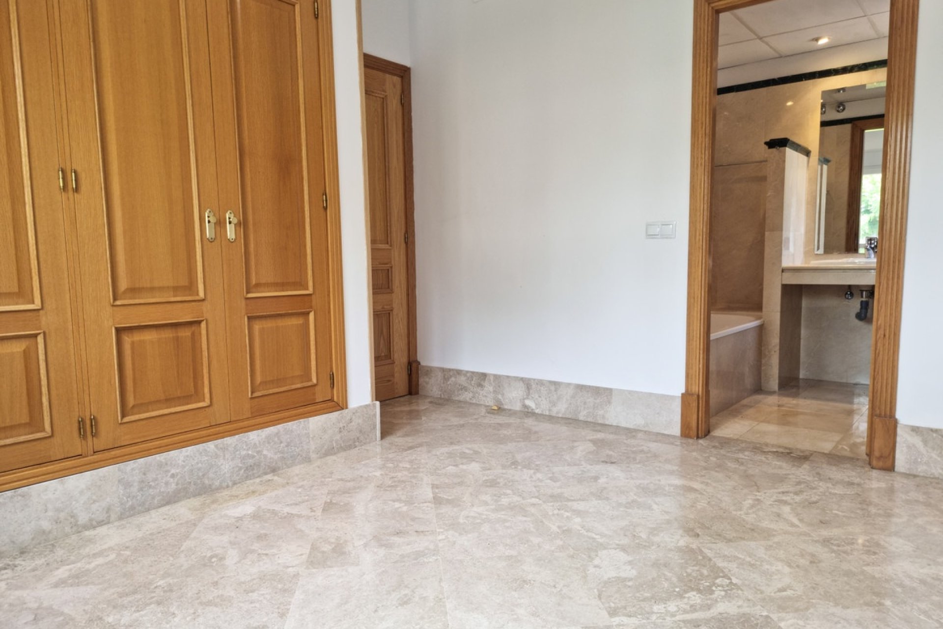 Resale - Villa - Marbella - Santa Clara