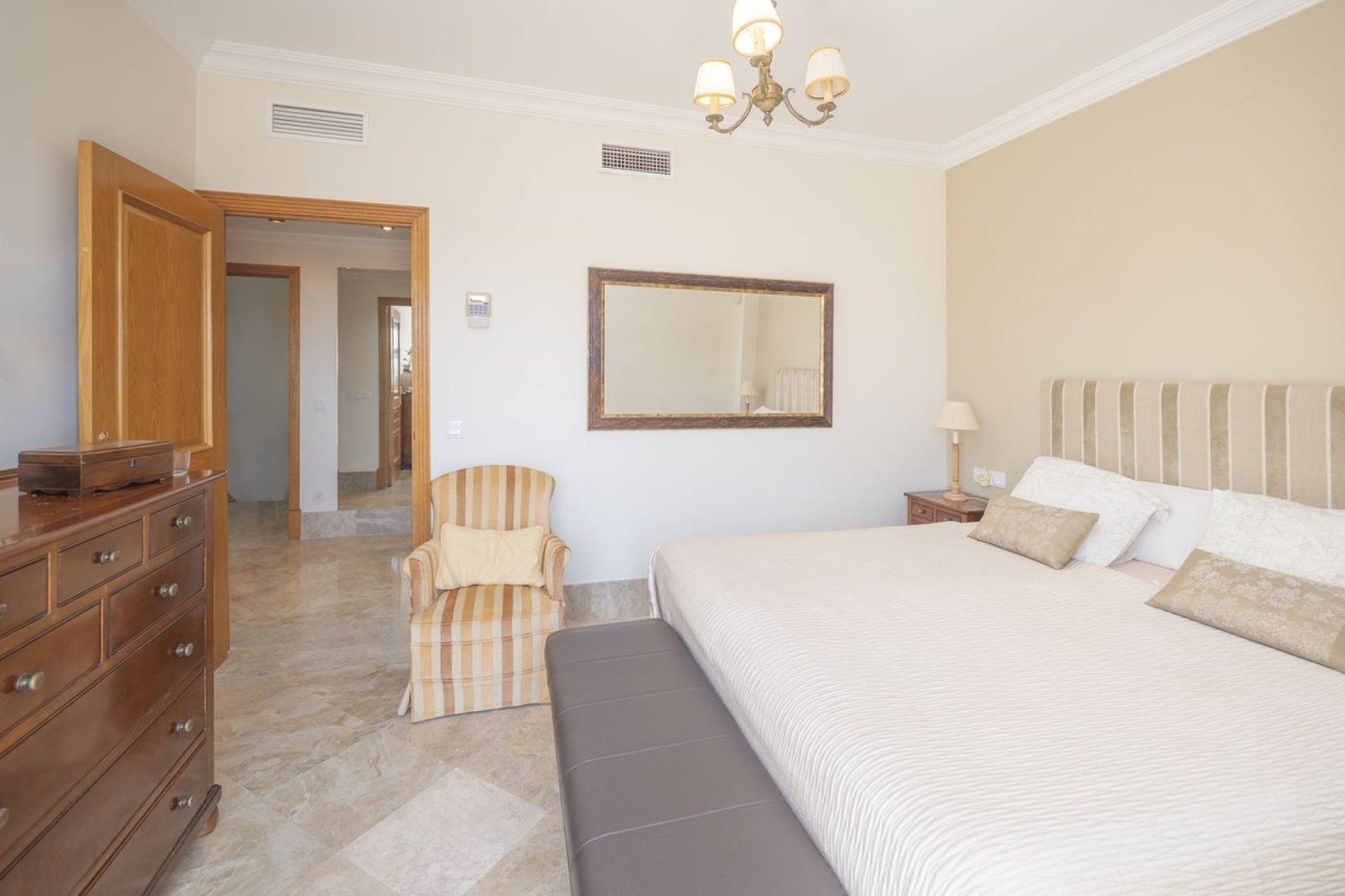 Resale - Villa - Marbella - Santa Clara