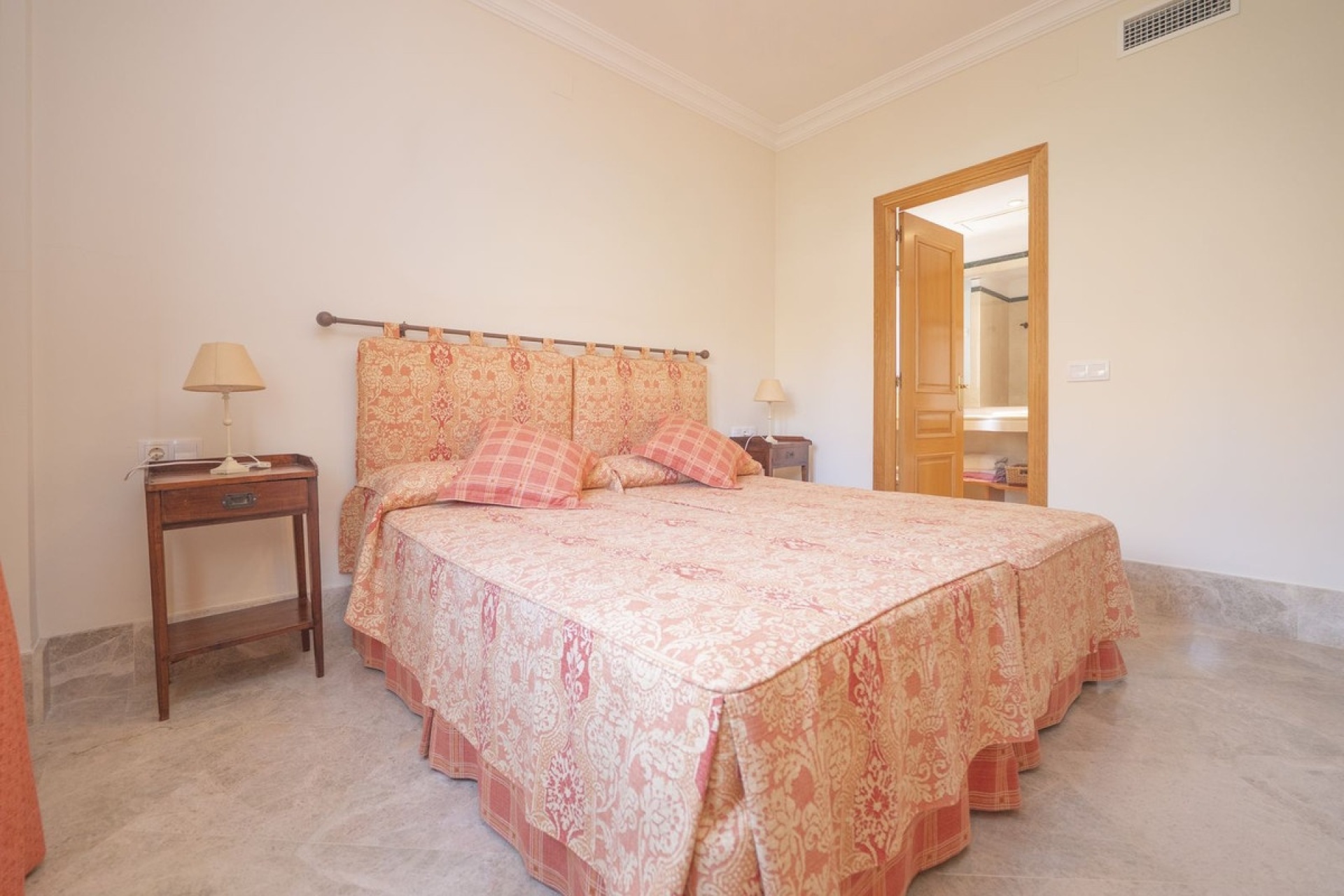 Resale - Villa - Marbella - Santa Clara