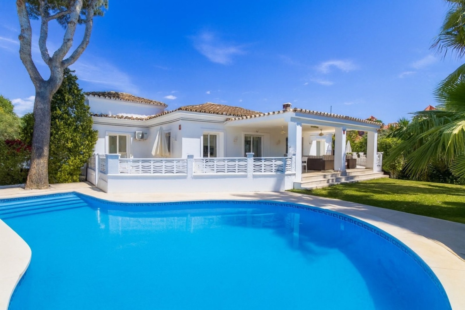 Rynek wtórny - Villa - Marbella - Las Chapas