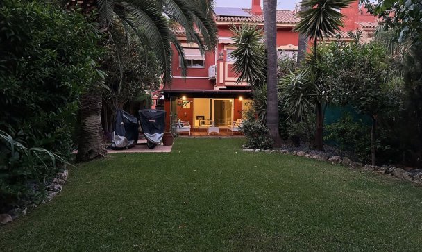 Town house - Wiederverkauf - Estepona - Atalaya
