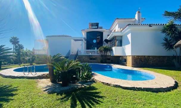 Villa - Resale - Benalmadena - Benalmadena Centro