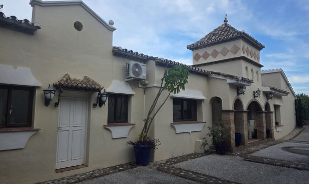 Villa - Resale - El Paraiso - El Paraiso