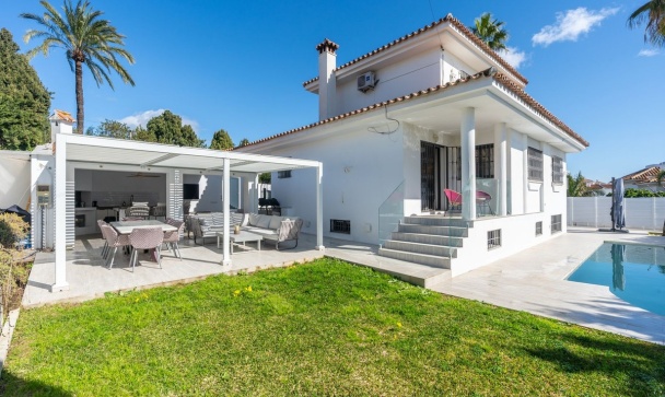 Villa - Wiederverkauf - Estepona - Atalaya