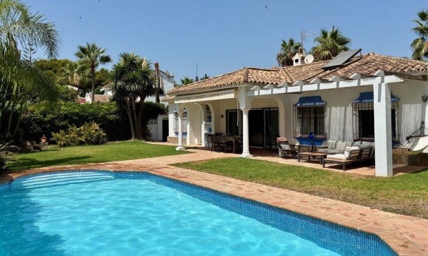 Villa - Wiederverkauf - Estepona - Estepona Centro