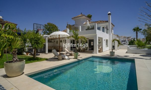 Villa - Wiederverkauf - Marbella - Nueva Andalucía
