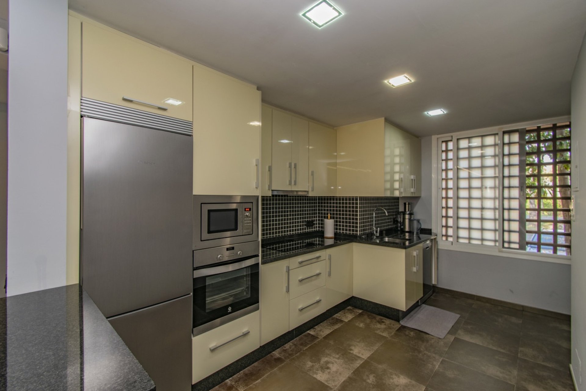 Wiederverkauf - apartment - Estepona - Atalaya