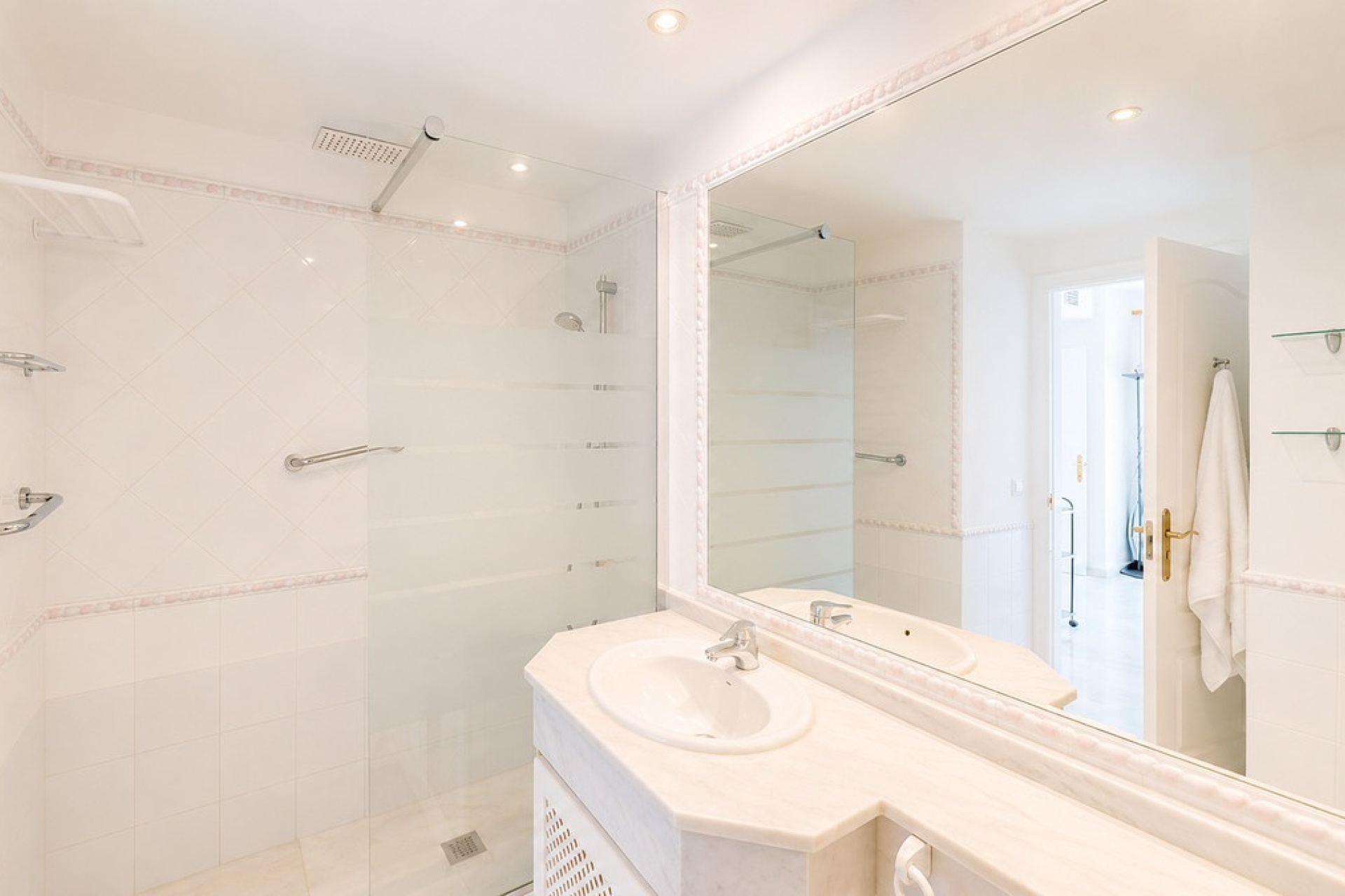 Wiederverkauf - apartment - Marbella - Guadalmina Baja