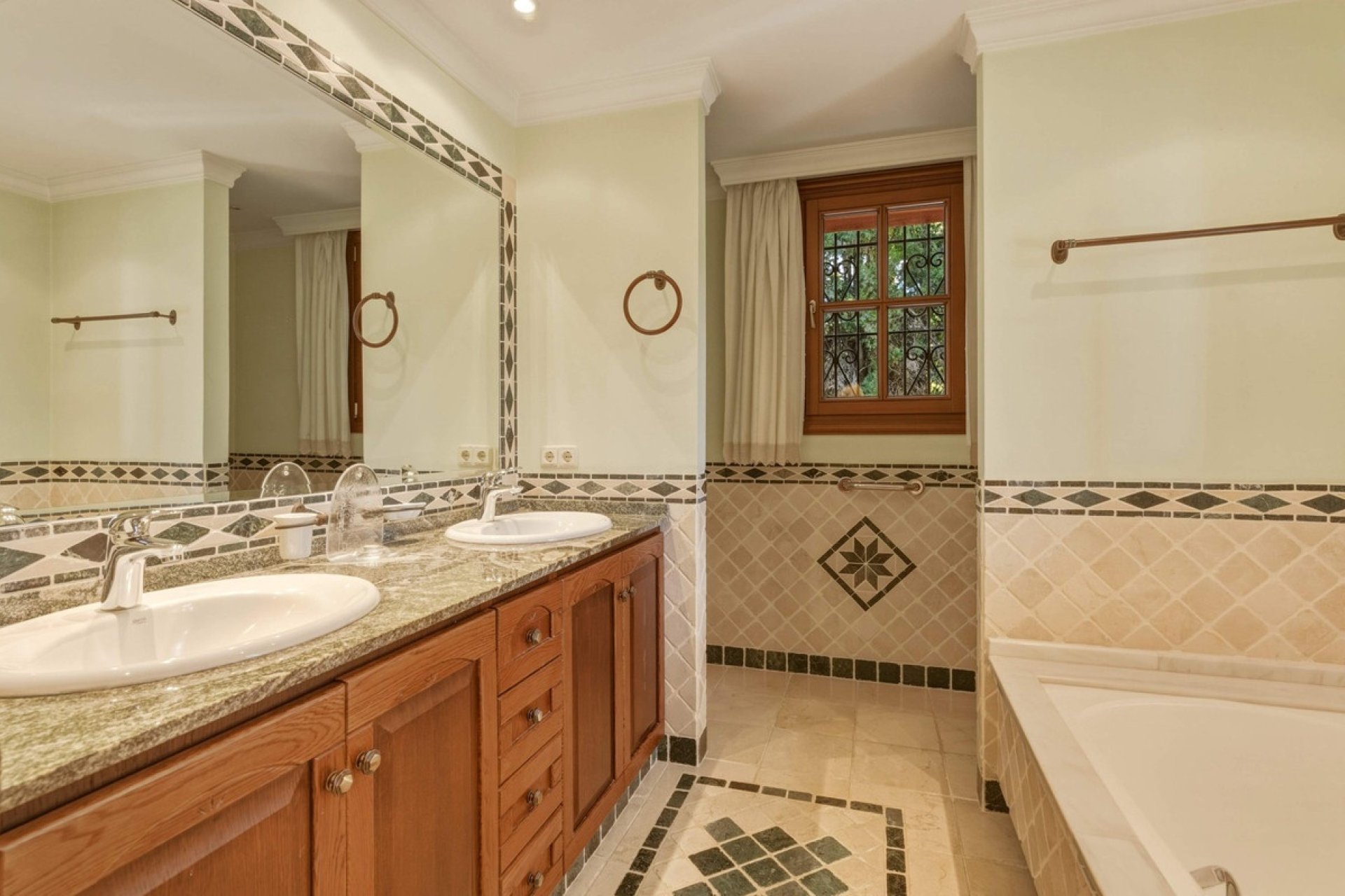 Wiederverkauf - Villa - Marbella - Guadalmina Alta